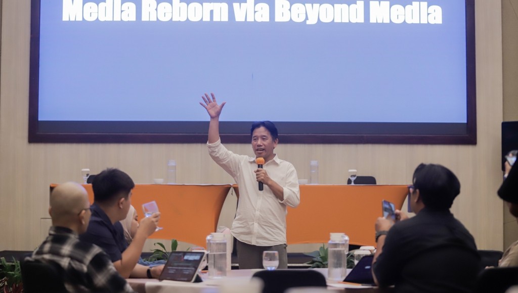 Pemaparan Pemred Suara.com Suwarjono soal Revisi UU Hak Cipta Pemimpin Redaksi Suara.com Suwarjono memaparkan kondisi kritis industri pers akibat wacana revisi UU Hak Cipta dalam FGD di Bandung.