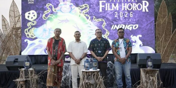 Bupati Pacitan Indrata Nur Bayuaji bersama Garin Nugroho membuka Festival Film Horor 2026 di Pantai Pancer Dor.