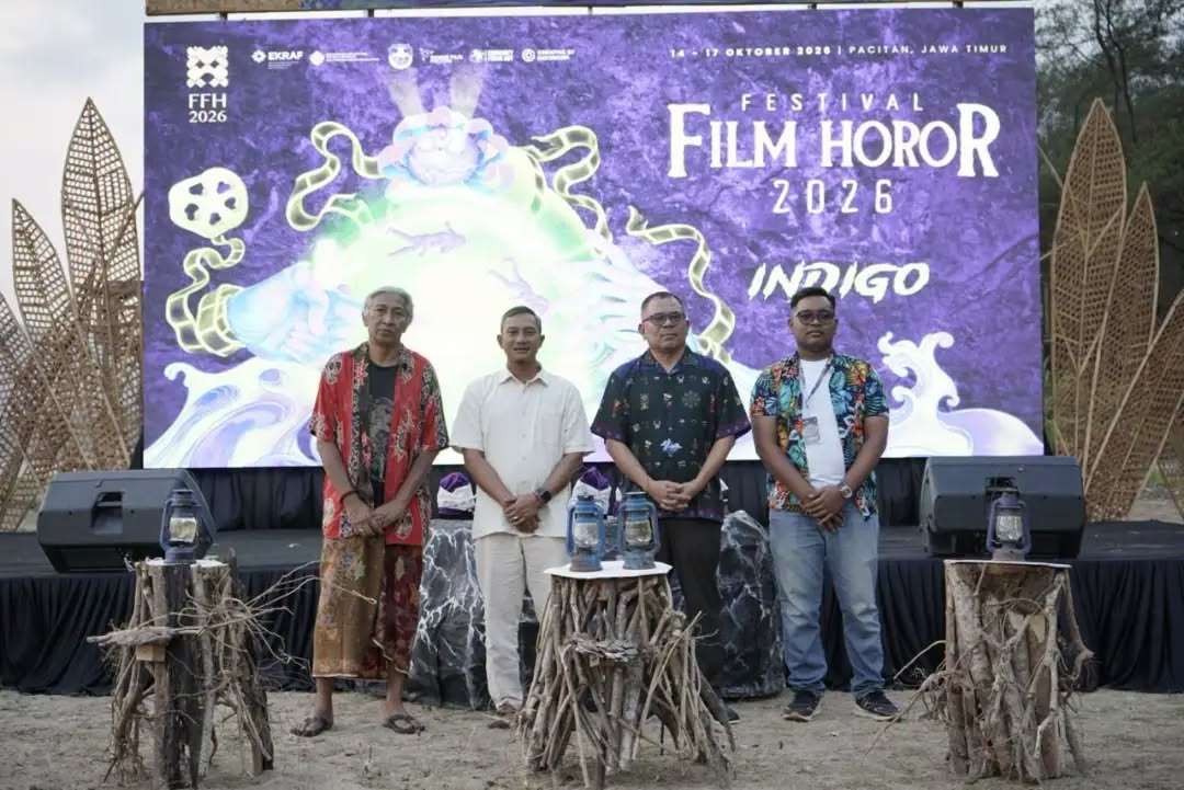 Bupati Pacitan Indrata Nur Bayuaji bersama Garin Nugroho membuka Festival Film Horor 2026 di Pantai Pancer Dor.