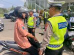 Pemeriksaan Pelajar Terjaring Razia Satlantas Pacitan Polisi lalu lintas Polres Pacitan memeriksa kelengkapan surat dan kendaraan pelajar berseragam saat razia di Jalan WR Supratman.