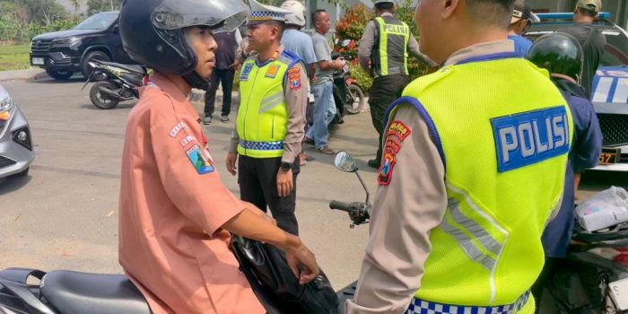 Polisi lalu lintas Polres Pacitan memeriksa kelengkapan surat dan kendaraan pelajar berseragam saat razia di Jalan WR Supratman.