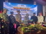Gubernur Jawa Timur Khofifah Indar Parawansa memotong tumpeng didampingi Bupati Pacitan Indrata Nur Bayuaji dan jajaran Forkopimda dalam peresmian infrastruktur jalan dan jembatan di Pacitan.