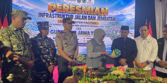 Gubernur Jawa Timur Khofifah Indar Parawansa memotong tumpeng didampingi Bupati Pacitan Indrata Nur Bayuaji dan jajaran Forkopimda dalam peresmian infrastruktur jalan dan jembatan di Pacitan.