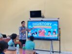 Guru SD Negeri Arjowinangun Pacitan Khrisna Adhi Pradana menjelaskan materi sistem pencernaan manusia melalui media interaktif DIGISTORY berbasis coding dan AI pada layar Interactive Flat Panel di depan siswa