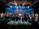 Ketua STKIP PGRI Pacitan (tengah) bersalaman dengan salah satu perwakilan mitra strategis di atas panggung Malam Puncak Dies Natalis ke-34, disaksikan oleh lima penerima penghargaan lainnya yang memegang piala dan sertifikat. Latar belakang spanduk acara bertuliskan "MALAM PUNCAK DIES NATALIS KE-34 STKIP PGRI PACITAN".