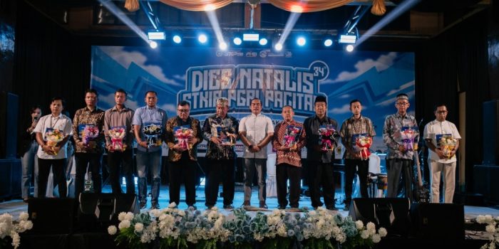Ketua STKIP PGRI Pacitan (tengah) bersalaman dengan salah satu perwakilan mitra strategis di atas panggung Malam Puncak Dies Natalis ke-34, disaksikan oleh lima penerima penghargaan lainnya yang memegang piala dan sertifikat. Latar belakang spanduk acara bertuliskan "MALAM PUNCAK DIES NATALIS KE-34 STKIP PGRI PACITAN".