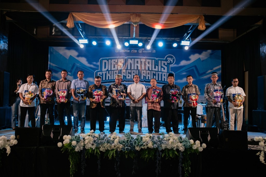 Penyerahan Penghargaan Mitra Media STKIP PGRI Pacitan Ketua STKIP PGRI Pacitan (tengah) bersalaman dengan salah satu perwakilan mitra strategis di atas panggung Malam Puncak Dies Natalis ke-34, disaksikan oleh lima penerima penghargaan lainnya yang memegang piala dan sertifikat. Latar belakang spanduk acara bertuliskan "MALAM PUNCAK DIES NATALIS KE-34 STKIP PGRI PACITAN".