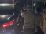 Petugas Satreskrim Polres Pacitan mengamankan tiga tersangka dan barang bukti mesin tempel perahu Yamaha 15 PK hasil pencurian di Kali Cokel Watukarung