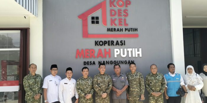 Tim Verval Perwira Tinggi Mabes TNI bersama Dandim 0801/Pacitan meninjau gerai Koperasi Desa Merah Putih (KDKMP) Desa Nanggungan Pacitan.
