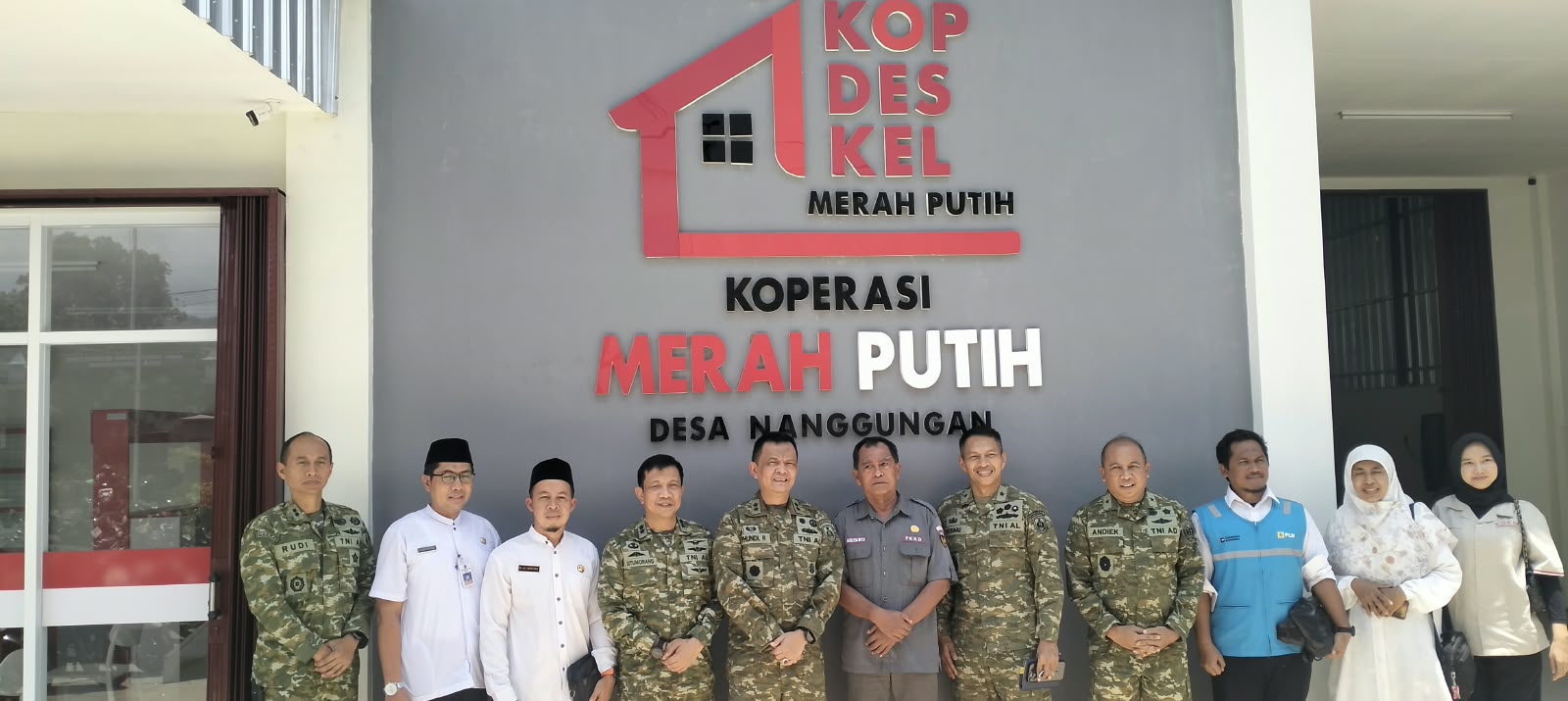 Tim Verval Perwira Tinggi Mabes TNI bersama Dandim 0801/Pacitan meninjau gerai Koperasi Desa Merah Putih (KDKMP) Desa Nanggungan Pacitan.