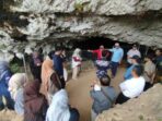 Tim evaluator Pra-Revalidasi Geopark Gunung Sewu meninjau mulut gua dan area ekskavasi Situs Song Terus Pacitan.