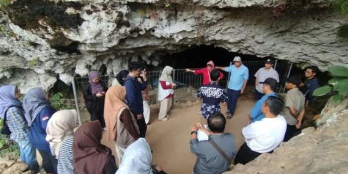 Tim evaluator Pra-Revalidasi Geopark Gunung Sewu meninjau mulut gua dan area ekskavasi Situs Song Terus Pacitan.
