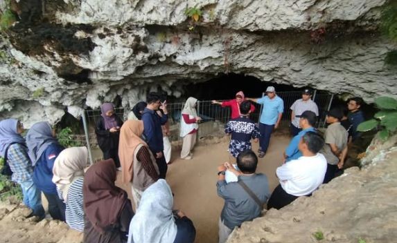 Tim evaluator Pra-Revalidasi Geopark Gunung Sewu meninjau mulut gua dan area ekskavasi Situs Song Terus Pacitan.