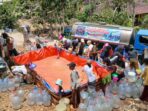 Relawan ARPAC menyalurkan bantuan air bersih menggunakan mobil engkel dan truk tangki bagi warga terdampak kekeringan di pelosok Kabupaten Pacitan.