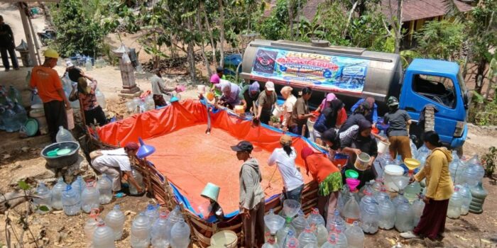 Relawan ARPAC menyalurkan bantuan air bersih menggunakan mobil engkel dan truk tangki bagi warga terdampak kekeringan di pelosok Kabupaten Pacitan.