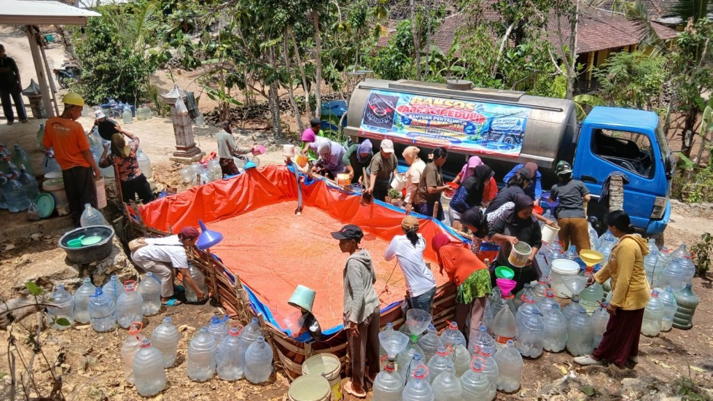 Penyaluran Bantuan Air Bersih ARPAC di Pelosok Kabupaten Pacitan Relawan ARPAC menyalurkan bantuan air bersih menggunakan mobil engkel dan truk tangki bagi warga terdampak kekeringan di pelosok Kabupaten Pacitan.