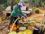 Penyaluran bantuan air bersih oleh Jody Group kepada warga terdampak kekeringan di Kabupaten Pacitan.