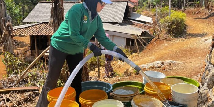 Penyaluran bantuan air bersih oleh Jody Group kepada warga terdampak kekeringan di Kabupaten Pacitan.