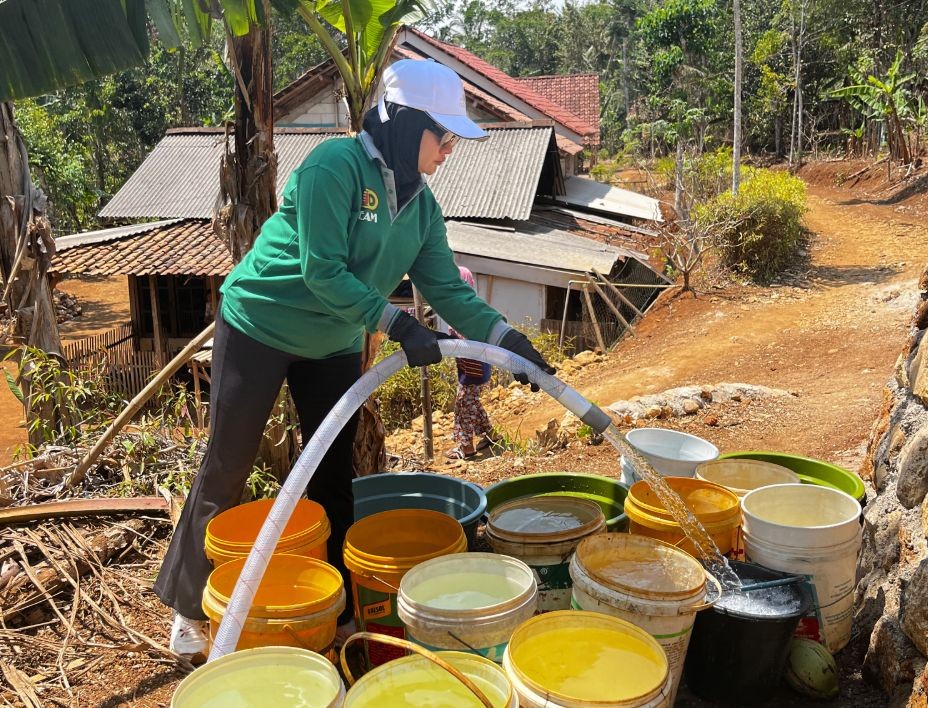 Penyaluran Bantuan Air Bersih Jody Group untuk Warga Terdampak Kekeringan di Pacitan Penyaluran bantuan air bersih oleh Jody Group kepada warga terdampak kekeringan di Kabupaten Pacitan.