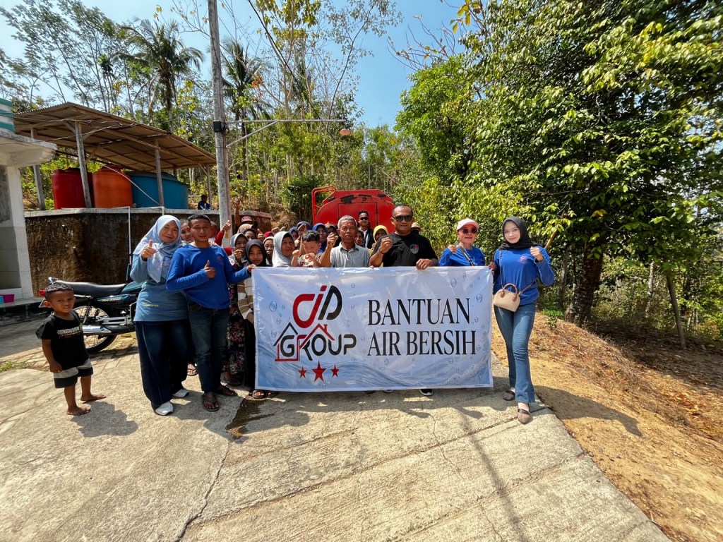 Penyaluran bantuan air bersih oleh Jody Group kepada warga terdampak kekeringan