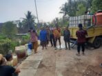 Relawan komunitas Obrolane Wong Pacitan (OWP) menyalurkan bantuan air bersih kepada warga terdampak kekeringan di Pacitan.