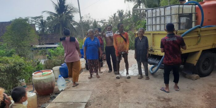 Relawan komunitas Obrolane Wong Pacitan (OWP) menyalurkan bantuan air bersih kepada warga terdampak kekeringan di Pacitan.