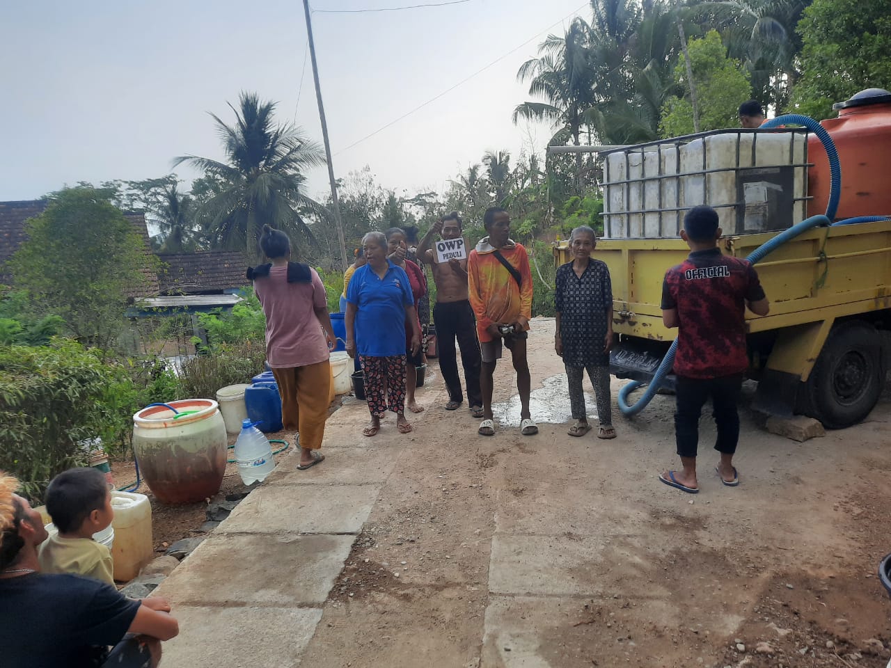 Penyaluran Bantuan Air Bersih Komunitas OWP Peduli di Pacitan Relawan komunitas Obrolane Wong Pacitan (OWP) menyalurkan bantuan air bersih kepada warga terdampak kekeringan di Pacitan.