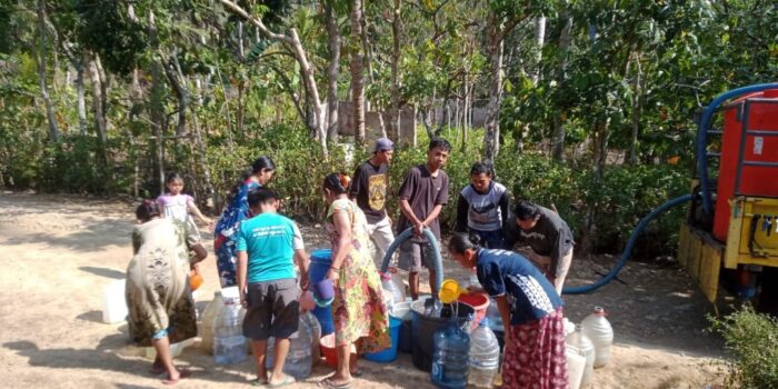 Petugas LAZISNU Ranting Pagerlor menyalurkan bantuan air bersih untuk warga Desa Pagerlor, Kecamatan Sudimoro, Kabupaten Pacitan yang terdampak kekeringan.