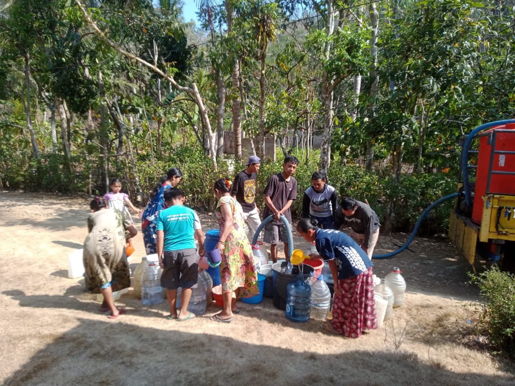 Petugas LAZISNU Ranting Pagerlor menyalurkan bantuan air bersih untuk warga Desa Pagerlor, Kecamatan Sudimoro, Kabupaten Pacitan yang terdampak kekeringan.