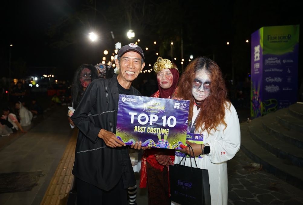 Panitia FFH 2026 dan pejabat setempat menyerahkan penghargaan "Apresiasi Kostum Hantu Terbaik" kepada peserta berkostum kuntilanak dan pocong di atas panggung malam hari Alun-Alun Pacitan
