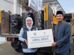 Gubernur Jawa Timur menyerahkan papan simbolis bantuan aspal drum kepada Bupati Pacitan Indrata Nur Bayuaji di depan truk pengangkut drum aspal.