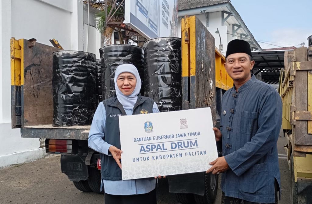 Penyerahan Bantuan Aspal Drum Gubernur Jawa Timur kepada Bupati Pacitan Indrata Nur Bayuaji Gubernur Jawa Timur menyerahkan papan simbolis bantuan aspal drum kepada Bupati Pacitan Indrata Nur Bayuaji di depan truk pengangkut drum aspal.