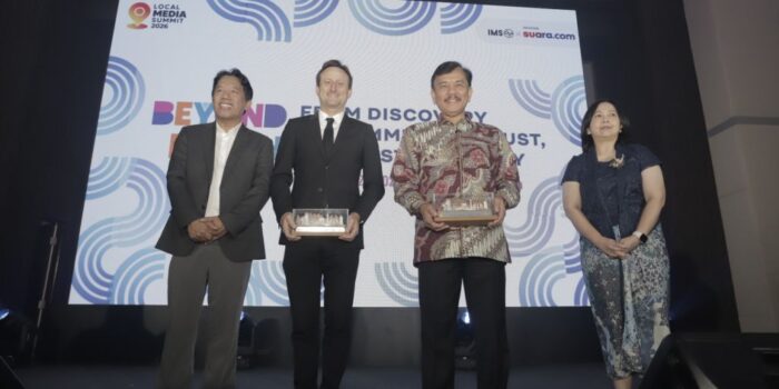 CEO Suara.com Suwarjono, Deputy Head of Mission Kedubes Norwegia Christian Groseth, dan Kepala Bakom Syahganda Nainggolan berfoto bersama di panggung Local Media Summit 2026 Jakarta