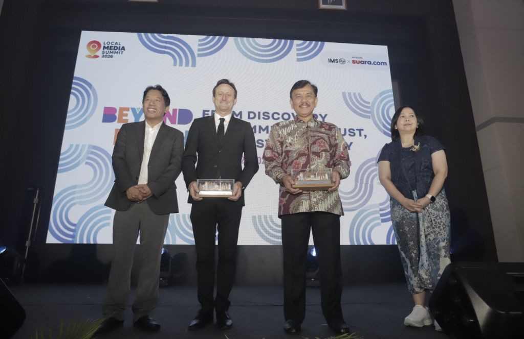 CEO Suara.com Suwarjono, Deputy Head of Mission Kedubes Norwegia Christian Groseth, dan Kepala Bakom Syahganda Nainggolan berfoto bersama di panggung Local Media Summit 2026 Jakarta