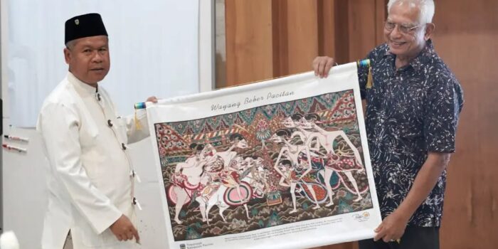 Sekda Pacitan Heru Wiwoho menyerahkan cendera mata Wayang Beber Pacitan kepada Asesor UNESCO Prof. Emeritus Dato’ Dr. Ibrahim Bin Komoo dalam evaluasi Geopark Gunung Sewu.