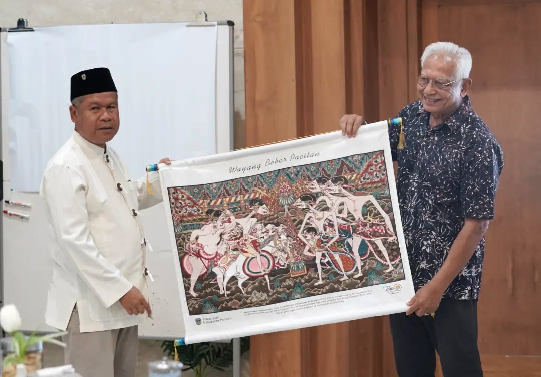 Sekda Pacitan Heru Wiwoho menyerahkan cendera mata Wayang Beber Pacitan kepada Asesor UNESCO Prof. Emeritus Dato’ Dr. Ibrahim Bin Komoo dalam evaluasi Geopark Gunung Sewu.