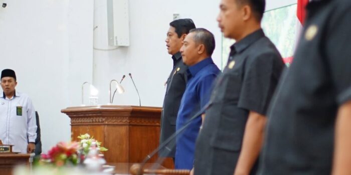 Bupati Pacitan Indrata Nur Bayu Aji menyerahkan Nota Keuangan Raperda APBD 2027 di Gedung DPRD Pacitan.