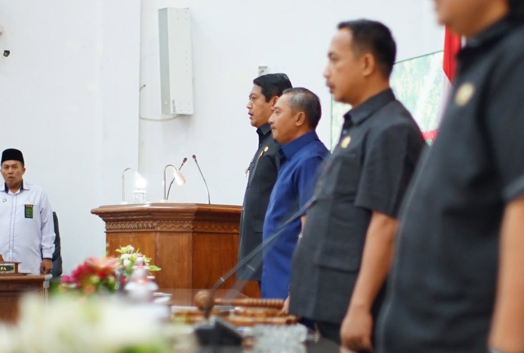 Bupati Pacitan Indrata Nur Bayu Aji menyerahkan Nota Keuangan Raperda APBD 2027 di Gedung DPRD Pacitan.