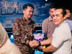Ketua STKIP PGRI Pacitan Bhakti Sutopo menyerahkan penghargaan mitra media kepada Founder Pacitanku Dwi Purnawan.