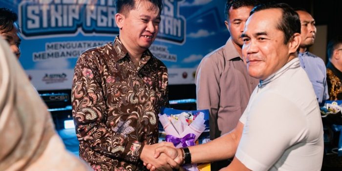 Ketua STKIP PGRI Pacitan Bhakti Sutopo menyerahkan penghargaan mitra media kepada Founder Pacitanku Dwi Purnawan.