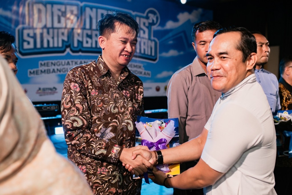 Ketua STKIP PGRI Pacitan Bhakti Sutopo menyerahkan penghargaan mitra media kepada Founder Pacitanku Dwi Purnawan.