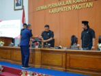 Bupati Pacitan Indrata Nur Bayu Aji menyerahkan dokumen Raperda APBD 2027 kepada pimpinan DPRD Pacitan.