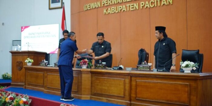 Bupati Pacitan Indrata Nur Bayu Aji menyerahkan dokumen Raperda APBD 2027 kepada pimpinan DPRD Pacitan.
