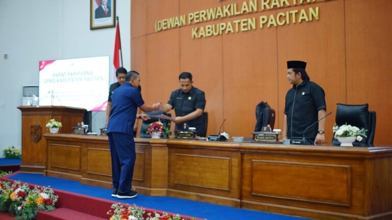Penyerahan Raperda APBD Pacitan 2027 Bupati Pacitan Indrata Nur Bayu Aji menyerahkan dokumen Raperda APBD 2027 kepada pimpinan DPRD Pacitan.