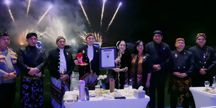 Wakil Ketua MPR RI Edhie Baskoro Yudhoyono menerima piagam Rekor MURI Langen Tayub Pacitan pada Gebyar Langen Tayub Pacitan 2026