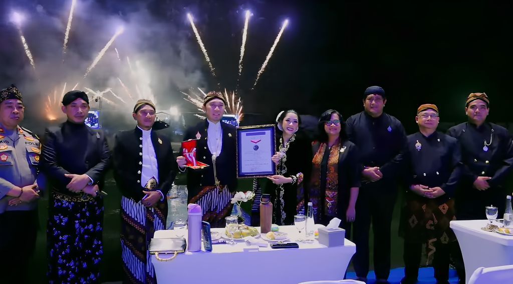Wakil Ketua MPR RI Edhie Baskoro Yudhoyono menerima piagam Rekor MURI Langen Tayub Pacitan pada Gebyar Langen Tayub Pacitan 2026