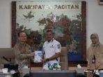 Peralihan Wilayah Kerja BPKP Pacitan ke Yogyakarta Kepala BPKP Jatim menyerahkan dokumen evaluasi kepada Bupati Pacitan Indrata Nur Bayuaji di ruang rapat bupati.