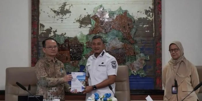 Kepala BPKP Jatim menyerahkan dokumen evaluasi kepada Bupati Pacitan Indrata Nur Bayuaji di ruang rapat bupati.