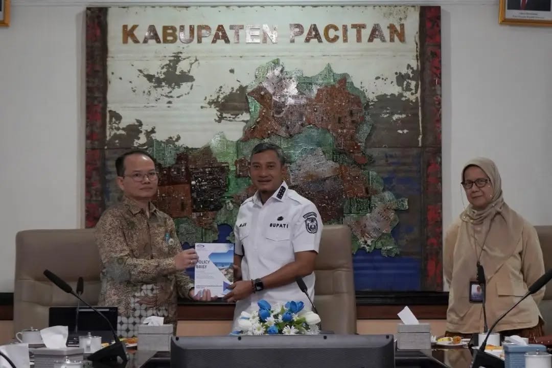 Peralihan Wilayah Kerja BPKP Pacitan ke Yogyakarta Kepala BPKP Jatim menyerahkan dokumen evaluasi kepada Bupati Pacitan Indrata Nur Bayuaji di ruang rapat bupati.
