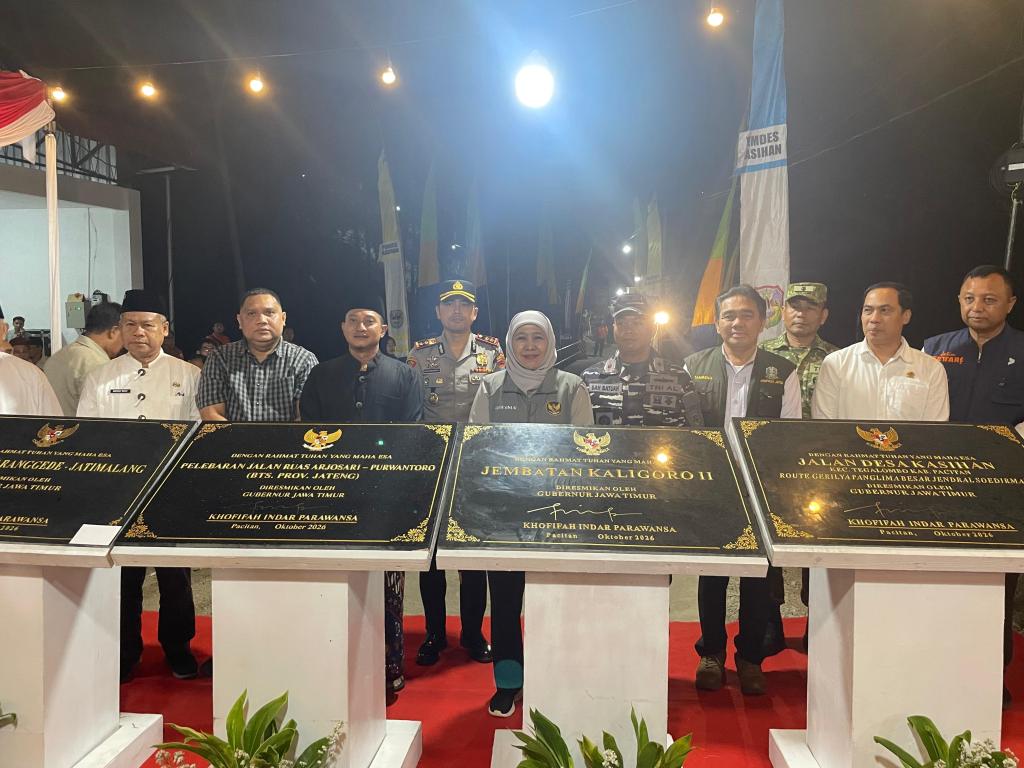 Gubernur Jawa Timur Khofifah Indar Parawansa bersama Bupati Pacitan Indrata Nur Bayuaji dan jajaran Forkopimda di balik empat prasasti peresmian infrastruktur jalan dan jembatan di Pacitan.